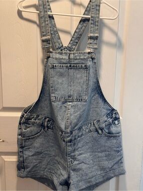 SHEIN Light Wash Denim Short Overalls Maternity